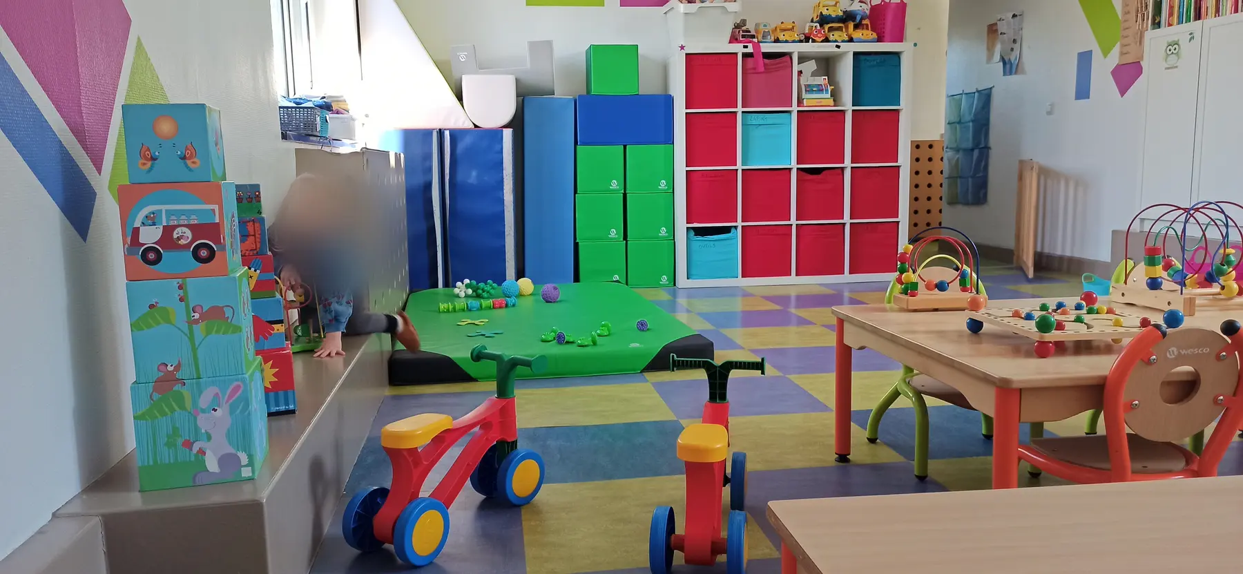 Espace de jeux coloré et aménagé pour les tout-petits